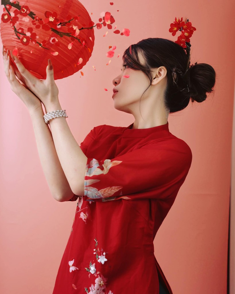 Fashion portrait with roses — Ninh Studio